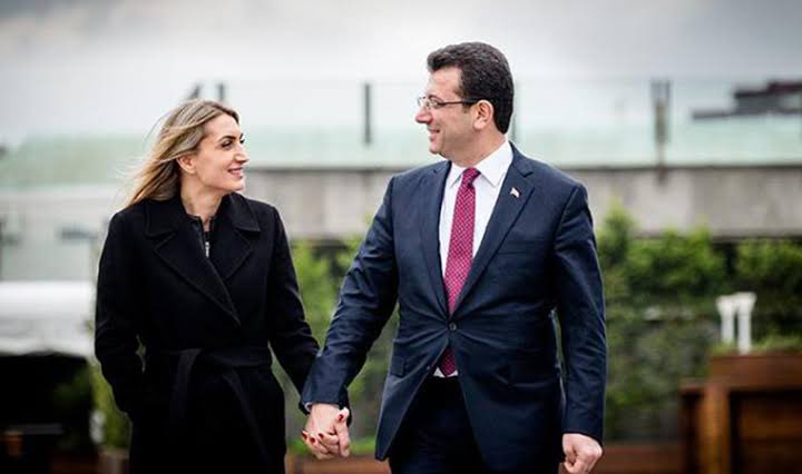 📌Yolsuzluk dediler, liyakat çıktı.

📌Terör dediler, vatan sevgisi çıktı.

Davaları fos, delilleri yok; şimdi sıra ailesine iftira atmaya geldi.

O iftiralar da boşa çıkar ama Ekrem İmamoğlu unutur sanmayın, yarın hesabını soracak.