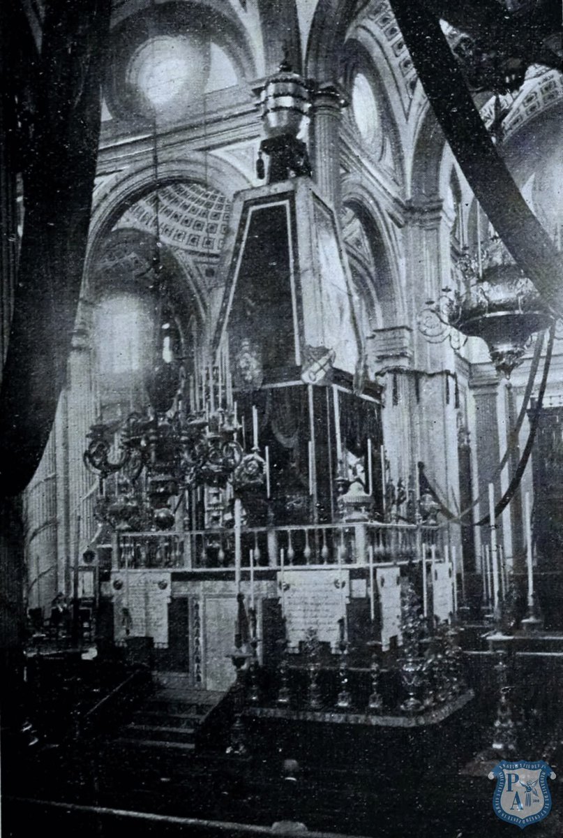 Honras fúnebres que se celebraron en la Catedral de Puebla por el fallecimiento del Papa León XIII, ocurrida el 20 de julio de 1903. Se colocaron cortinajes negros y un catafalco o túmulo funerario en el interior. Imagen publicada en el núm. 138 del Semanario Literario Ilustrado
