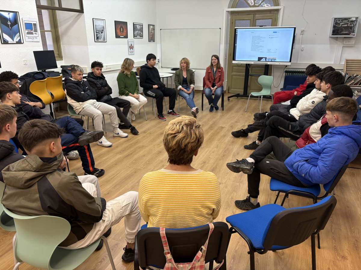 Celebramos la #SemanaDelLibro y hoy hemos tenido el lujo de contar en <a href="/BiblioFabres/">Biblioteca Digital CIFP Rodríguez Fabrés</a> con la Poeta Rut Sanz Montaña. Un encuentro interactivo donde ha conectado poesía, sentimientos, convivencia…una experiencia llena de emociones. Gracia por tu cercanía y entusiasmo. <a href="/educacyl/">Educación JCyL</a>