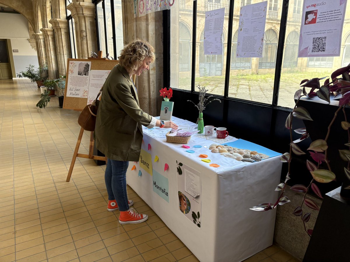 CIFP_Fabres's tweet photo. Celebramos la #SemanaDelLibro y hoy hemos tenido el lujo de contar en @BiblioFabres con la Poeta Rut Sanz Montaña. Un encuentro interactivo donde ha conectado poesía, sentimientos, convivencia…una experiencia llena de emociones. Gracia por tu cercanía y entusiasmo. @educacyl https://t.co/3gcbeQi7SB