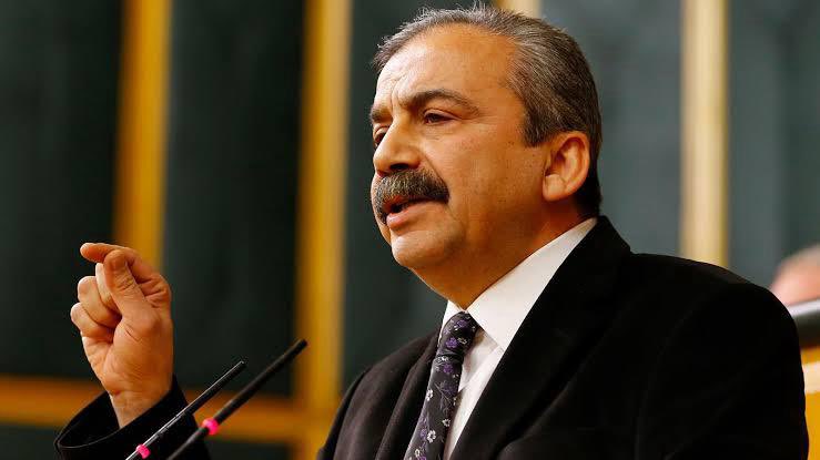 Hayatini kaybeden TBMM Başkan Vekili,Dem Parti Istanbul Milletvekili sayin Sirri Süreyya ÖNDER'e Allahtan rahmet diliyorum. ailesinin,sevenlerinin başi sağolsun.
Faruk NECİMOĞLU