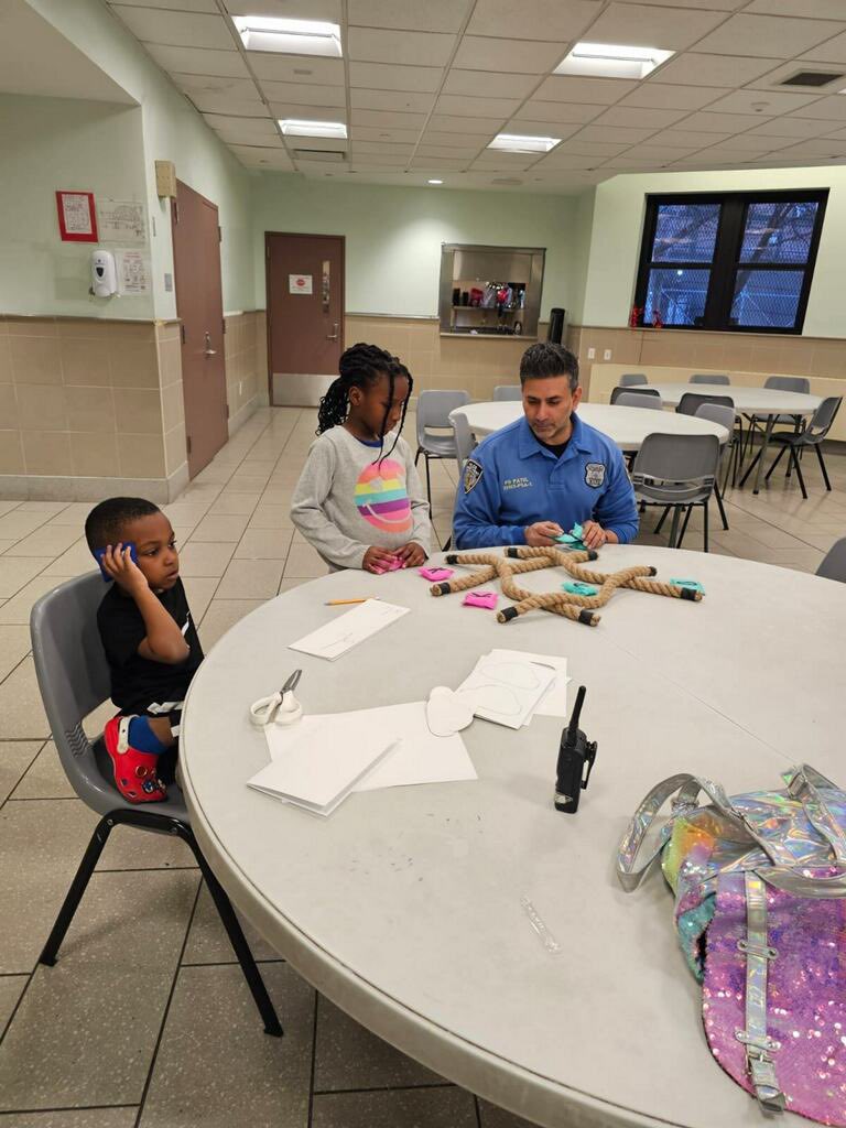 NYPDPSA1's tweet image. Our @NYPDCommAffairs PO Patel took time out to interact positively with the youth at @HSVSNYC Surfside at @NYCHA during their spring break. The kids had so much fun with PO Patel @NYPDHousing @NYPDPC @NYPD1stDep @NYPDnews @NYPDBklynSouth @NYPDHBBk