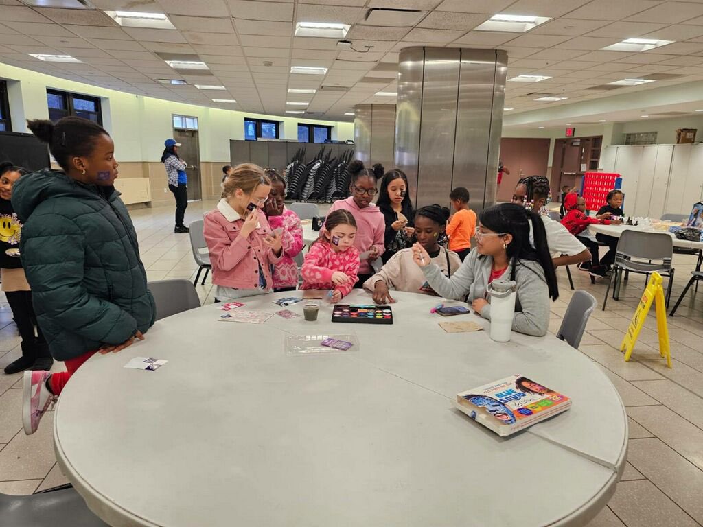 NYPDPSA1's tweet image. Our @NYPDCommAffairs PO Patel took time out to interact positively with the youth at @HSVSNYC Surfside at @NYCHA during their spring break. The kids had so much fun with PO Patel @NYPDHousing @NYPDPC @NYPD1stDep @NYPDnews @NYPDBklynSouth @NYPDHBBk