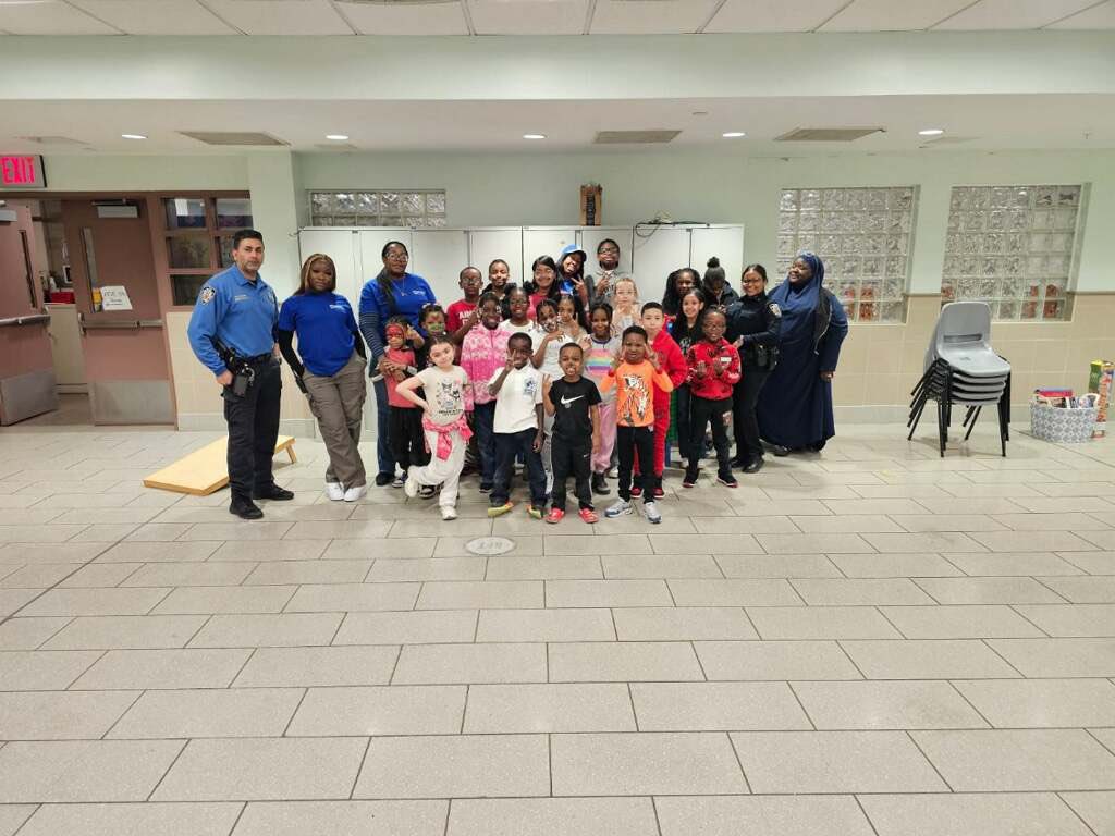 NYPDPSA1's tweet image. Our @NYPDCommAffairs PO Patel took time out to interact positively with the youth at @HSVSNYC Surfside at @NYCHA during their spring break. The kids had so much fun with PO Patel @NYPDHousing @NYPDPC @NYPD1stDep @NYPDnews @NYPDBklynSouth @NYPDHBBk