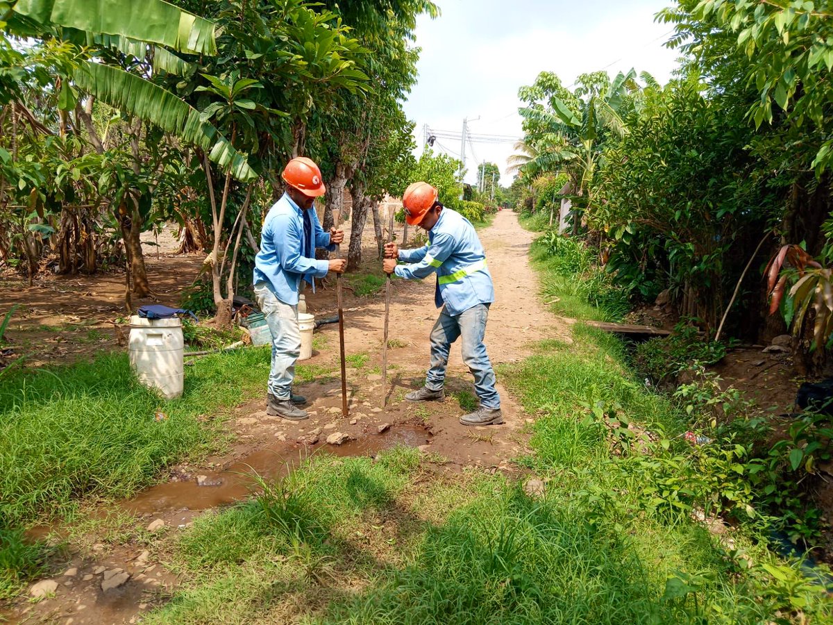 📍Trabajo de reparación en tubería dañada en colonia Valdivieso, Ahuachapán Centro.
