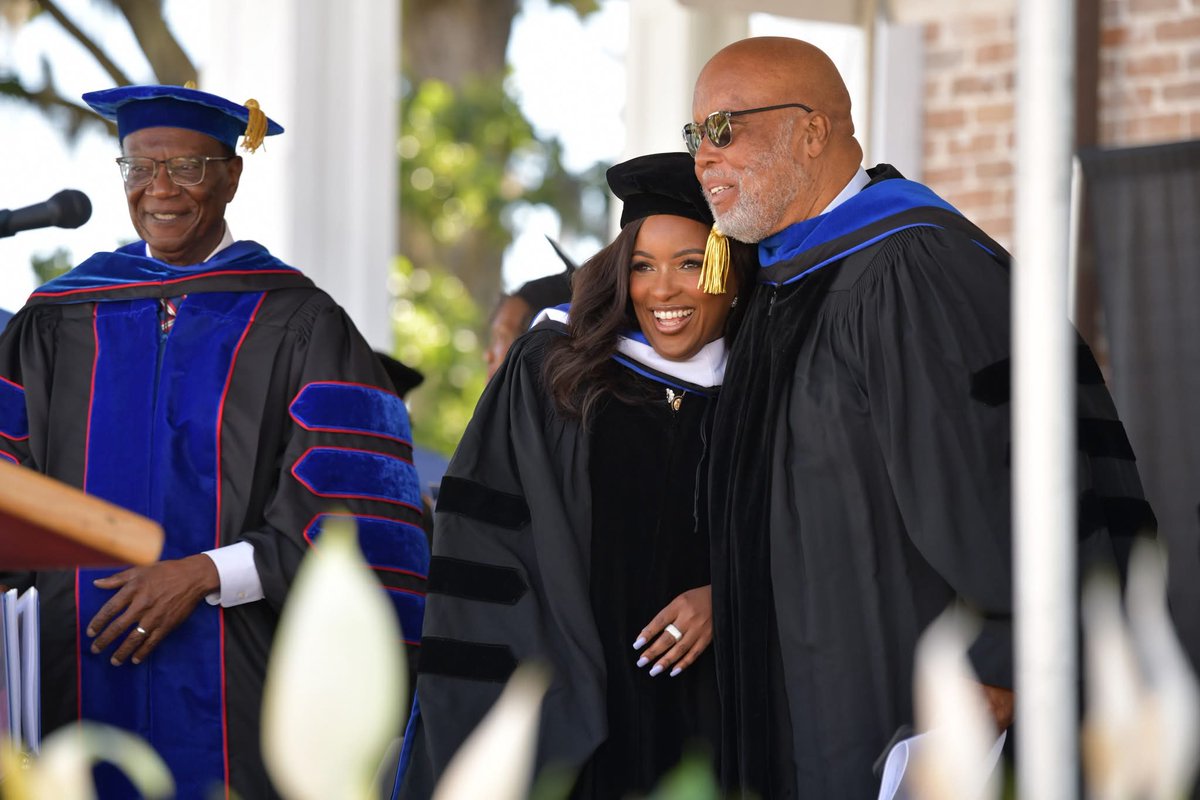 Rep. Jasmine Crockett gave a powerful commencement speech this weekend at Tougaloo College—a historic HBCU known as the Cradle of the Civil Rights Movement. The response? Standing ovation… and then, threats.

blackwithnochaser.com/rep-jasmine-cr…