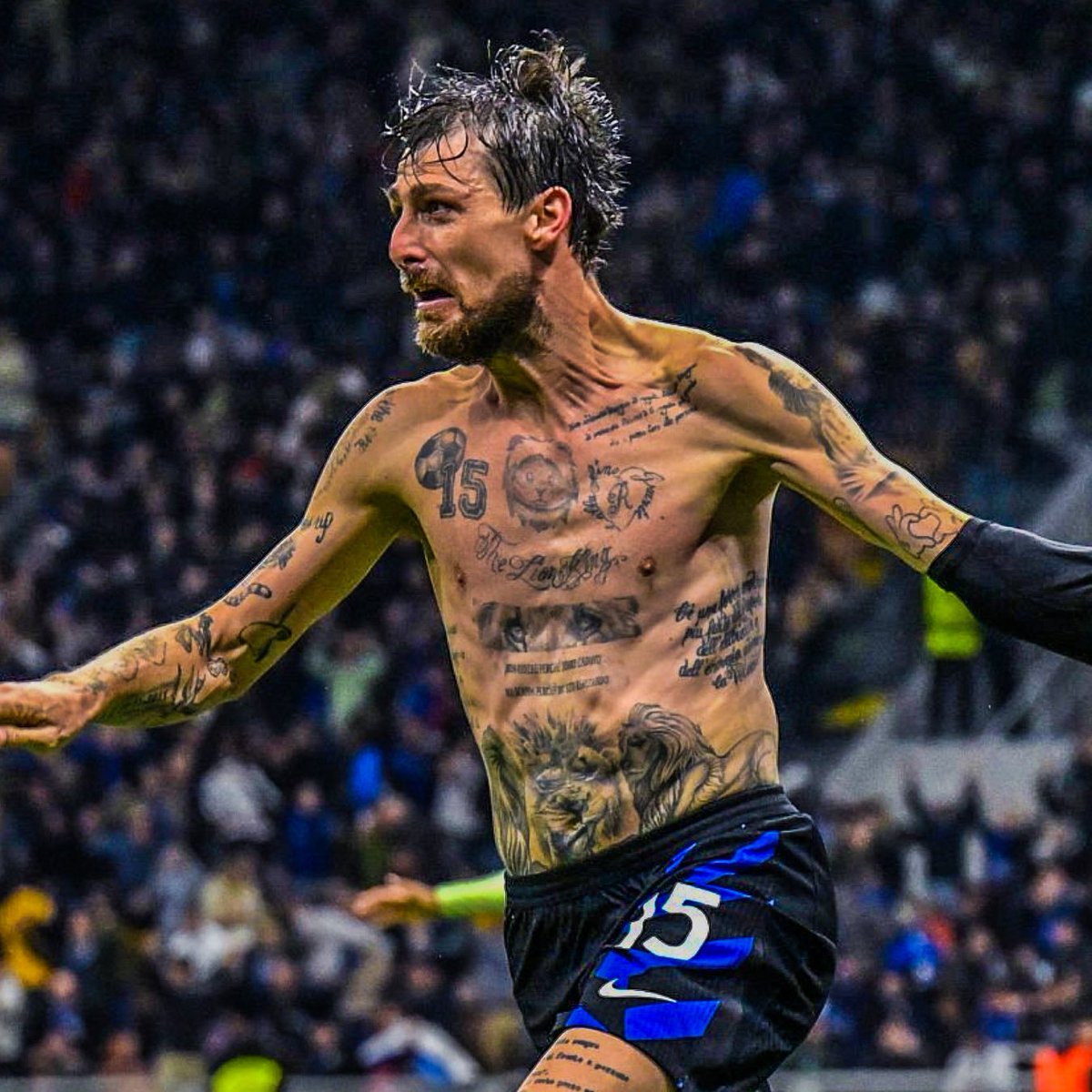 Scoring your first champions league goal at age 37 in that manner is one of the best things to happen to Acerbi!

#ChampionsLeague #UCL #INTBAR #InterBarça #InterBarcelona