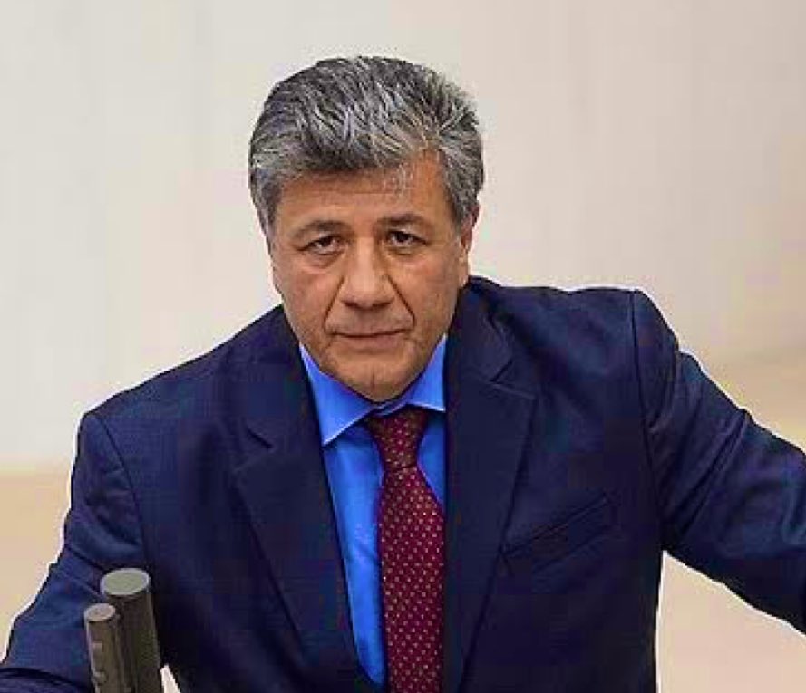 TurkcuPaylasim's tweet photo. 🗣️Eski Milletvekili Mustafa Balbay:

“Türkiye fakir değil yağmalanmış bir ülkedir.

Evi soyulmuş birine ‘fakir’ demek, hırsızı aklamaktır.” https://t.co/o19XeXSq2H