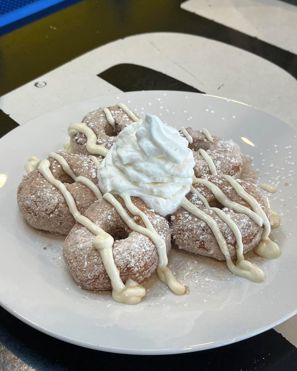 Happy World Baking Day!! 🧁🎂
For only 5$ an order, come try our Mini Donuts!🍩
Choose between 🍓 Strawberry, Caramel, or 🍫Chocolate!!
Comes rolled in cinnamon sugar and served with cream cheese icing!!