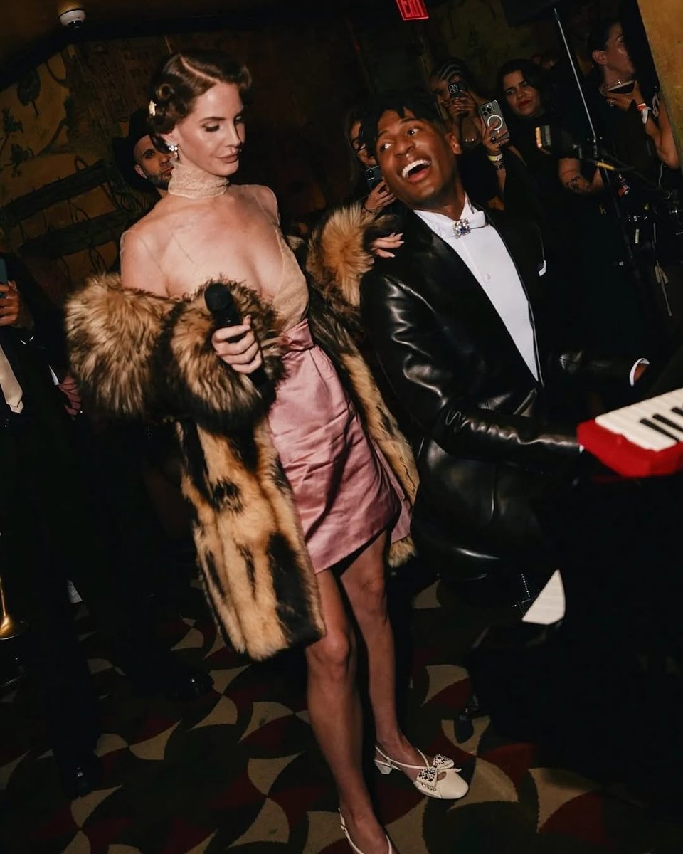 Indie5051's tweet photo. Lana del Rey en la after party de la Met Gala https://t.co/oipMiK6XKQ