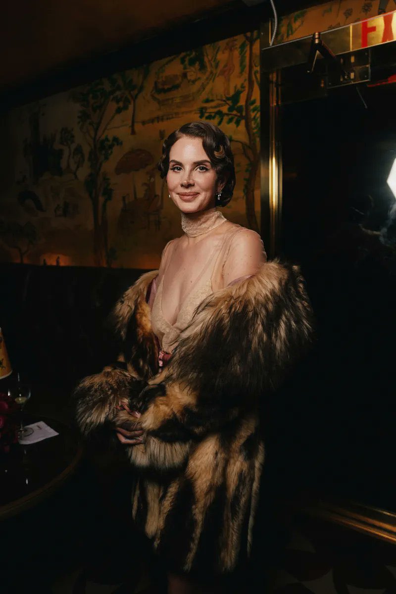 Indie5051's tweet photo. Lana del Rey en la after party de la Met Gala https://t.co/oipMiK6XKQ