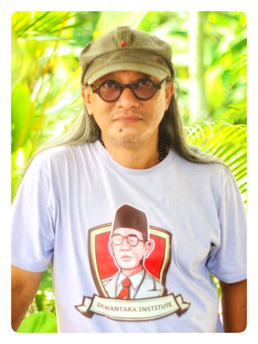 "Usia hanya hitungan angka, tempat jeda nama-nama, tempat seribu risalah temukan arah, kata dan jenama kota." 

🎖Aku ucapkan terima kasih untuk  ragaku penopang jiwa, pd rindu penopang waktu, pd keluarga penopang laku, pd jejak penopang nama, pada hari yg selalu mencintaimu. 💕