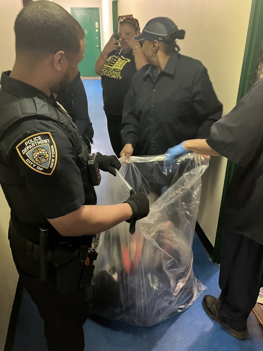 NYPDPSA1's tweet image. Our Q-Team successfully removed a homeless encampment within a utility closet in ODwyer Gardens @nycha in which they were alerted to from a 311 complaint. @NYPDCommAffairs @NYPDBklynSouth @NYPDHousing @NYPDnews @NYPDPC @NYPD1stDep @NYPDHBBk @NYPDChiefOfDept