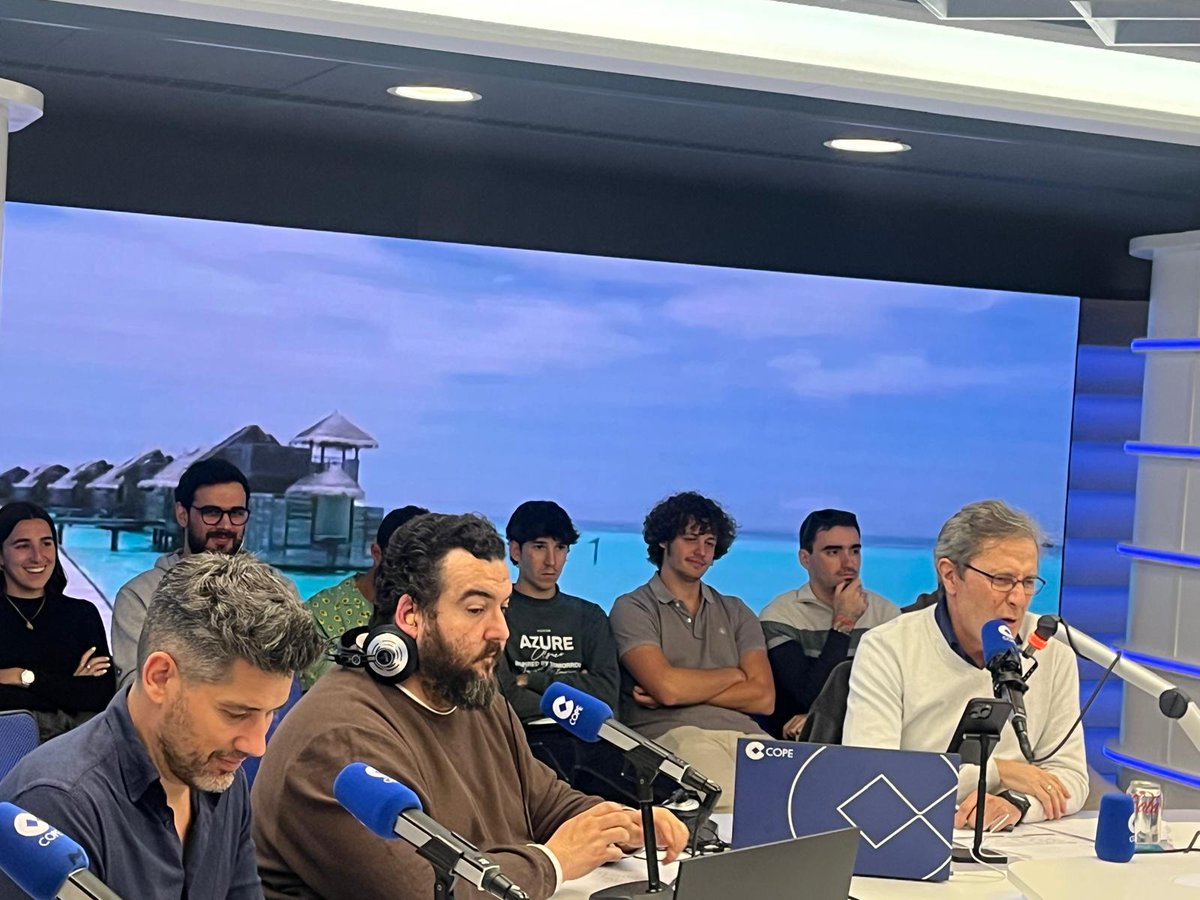 Fundación COPE (@fundacioncope) on Twitter photo Los alumnos del curso de periodismo deportivo disfrutan hoy de una experiencia única: vivir desde dentro <a href="/tjcope/">Tiempo de Juego</a> en pleno directo… ¡y con una semifinal de Champions en juego!
Aprender de los mejores, con el fútbol como escenario ⚽🎧
#TiempoDeJuego #MásterRadioCOPE Los alumnos del curso de periodismo deportivo disfrutan hoy de una experiencia única: vivir desde dentro <a href="/tjcope/">Tiempo de Juego</a> en pleno directo… ¡y con una semifinal de Champions en juego!
Aprender de los mejores, con el fútbol como escenario ⚽🎧
#TiempoDeJuego #MásterRadioCOPE