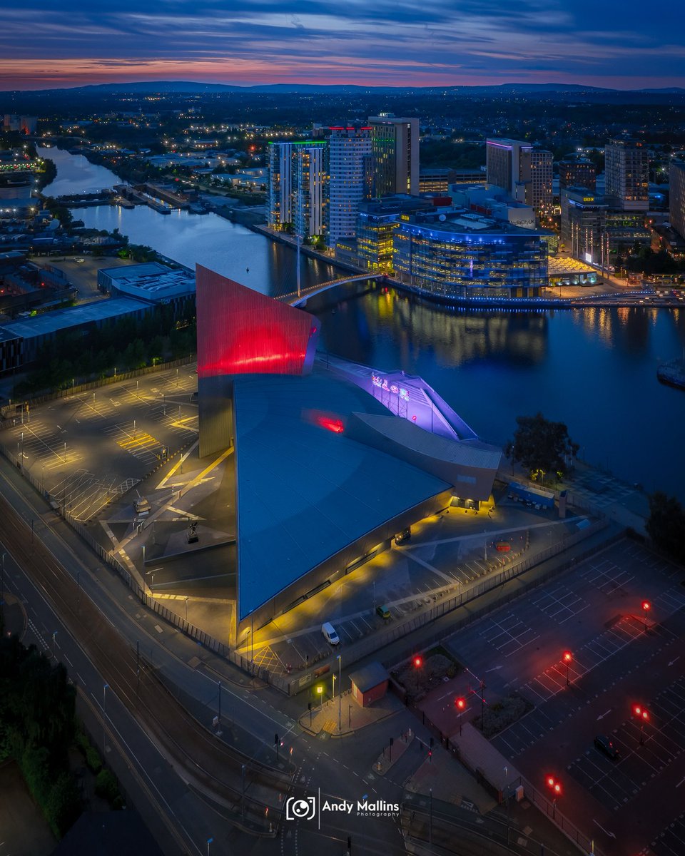 andymallins's tweet image. The Imperial War Musuem North lit up red this evening for VE Day 🇬🇧
@BBCNWT