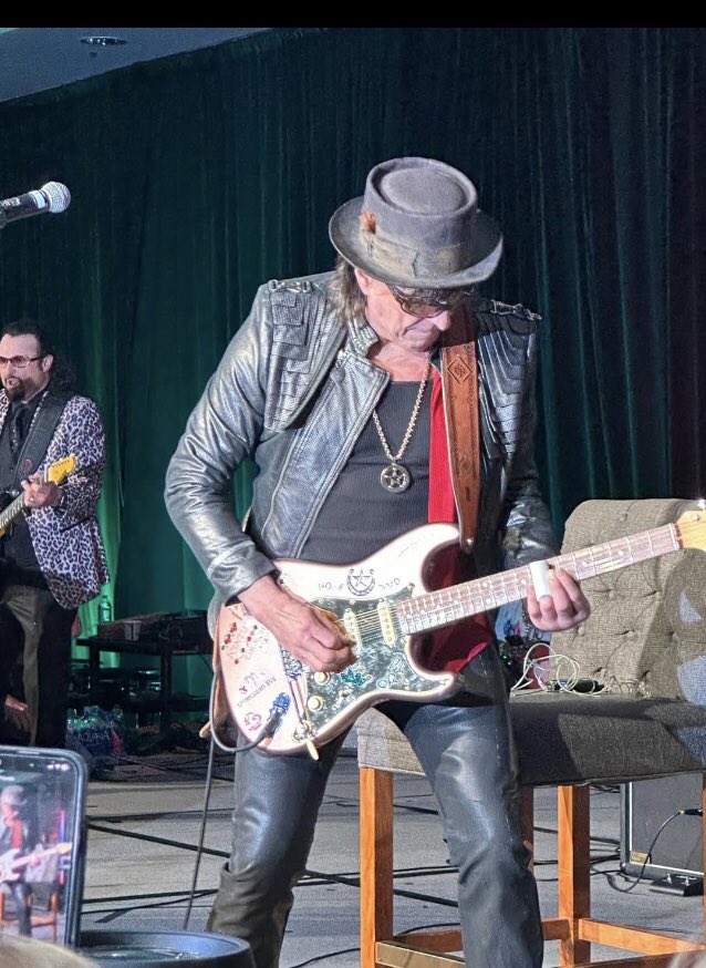 Donna (@dee_allemand) on Twitter photo Even with a fractured hand, he still gives his all.
I hope everything goes well with that.
And Congratulations on auctioning that guitar for a good cause.
You never cease to amaze me. 💜☮️
<a href="/TheRealSambora/">RICHIE SAMBORA</a> Even with a fractured hand, he still gives his all.
I hope everything goes well with that.
And Congratulations on auctioning that guitar for a good cause.
You never cease to amaze me. 💜☮️
<a href="/TheRealSambora/">RICHIE SAMBORA</a>