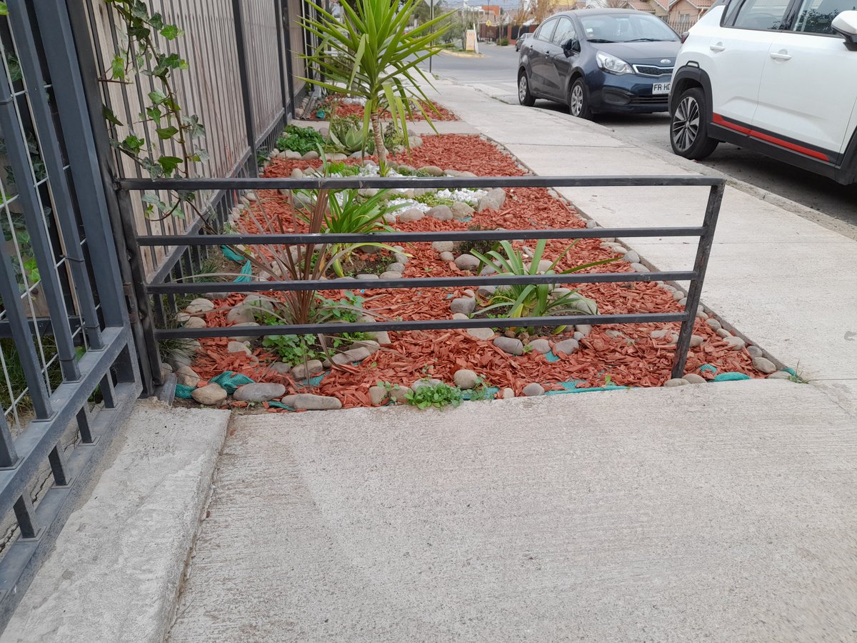 Buenas tardes, ¿pueden mis vecinos poner esa reja en la calle la cual me impide abrir la reja de mi casa para sacar y entrar mi automóvil pues ésta se abre hacia afuera? Yo tengo entendido que no, pero necesito que alguien me lo confirme. Gracias desde ya por sus respuestas.