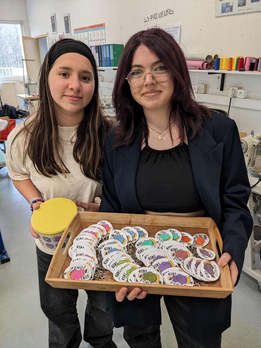 LBPascalForbach's tweet image. 🎓 Visite des élèves de 2de &quot;Métiers de la couture&quot; au #CIDFF de Forbach : sensibilisation aux droits des femmes et projet solidaire !
🧵 Création de porte-clés textiles vendus au profit du CIDFF. 👏 Un bel engagement citoyen et professionnel ! #Éducation
 @pf_mourier
@cabbeke