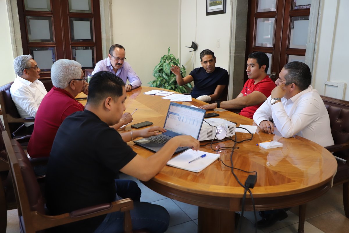 PRIGTO's tweet photo. #ReuniónDeTrabajo en el @PRIGTO el secretario general @Bony_Rguez en la calendarización que se tiene para  elección de estructuras de nuestro comité. 
Presentes los secretarios @araujo_betanzos @joseluisnajera @JManuelvl7 
#PRIresuelve https://t.co/9SczqNByqi