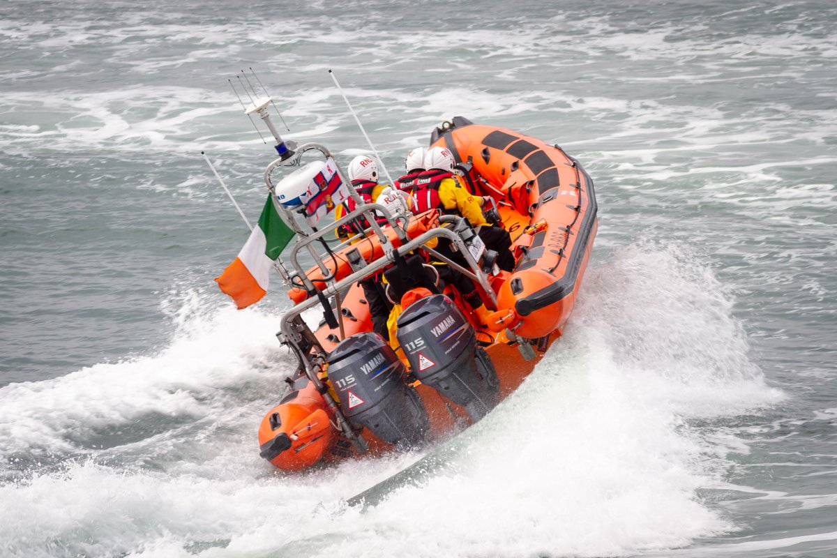 Skerries RNLI tow motorboat with two on board to safety rnli.org/news-and-media…