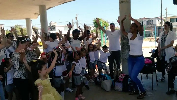 Educacion_Playa's tweet photo. La vía no institucional, tiene un papel muy importante en la primera infancia. Entre juegos, risas, desfiles y reconocimientos se realiza el Balance de trabajo con  la familia como principal protagonista con los niños, porque en #EducacionPlaya  #LaPrimeraInfanciaImporta https://t.co/PAD2widkP6