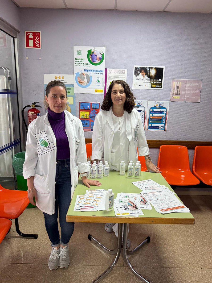 #DíaMundialDeLaHigieneDeManos2025 🙌
#HospitalCarmenySeveroOchoa #CentrodeSauddeCangasdelNarcea
▪️Alexandra Xavier,  Supervisora de Calidad y Docencia; e Isabel Fernández  TCAE en Hospital de Día, en la Mesa informativa en el Centro de Salud de Cangas sobre la importancia del