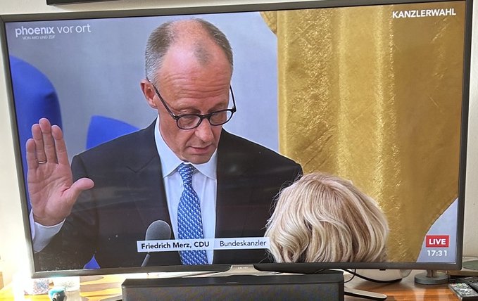 Und schon wieder beim Lügen erwischt ! 
Ausserdem redet er von einem Deutschen Volk.
Also "gesichert Rechtsextrem". 🙂
#Merz #Kanzlerwahl