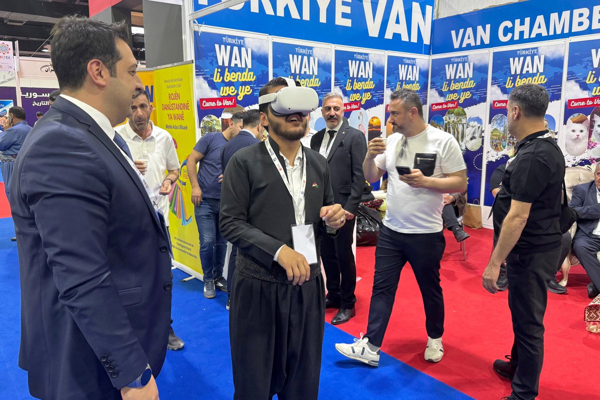 vantsokurumsal's tweet photo. Standımızı ziyaret eden misafirler Sanal Gerçeklik Gözlüğü ile şehrimizin tarihi ve turistik alanlarını deneyimleme fırsatı buldu.

#ŞimdiVanZamanı
#Erbil #FlyErbil #OrtadoğuTurizmFuarı #METEX2025 

@Kurdistan @TC_ErbilBK @masrourbarzani @IKRPresident @NecdetTakva @burak_gultepe @Mahmutkoroglu65 @ResitYaren @Cengizvantso @yusufkonak65 @RudawKurdi @RudawEnglish @rudaw_arabic @kurdistan24tv @aasorani @aa_kurdish @EnglishBasNews
