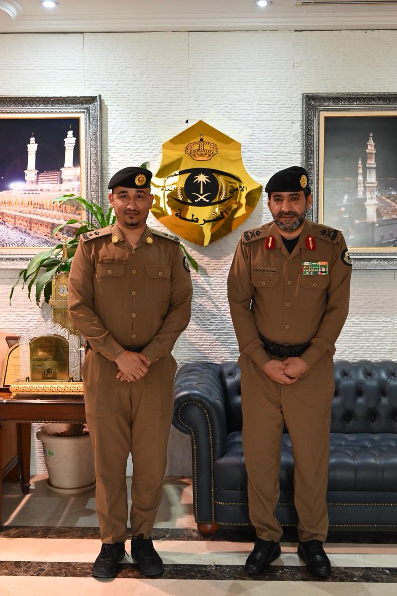 majnoni333's tweet photo. بعد صدور الأمر الملكي قلّد سعادة مدير شرطة العاصمة المقدسة اللواء/ جمعان عتيق الزهراني المقدم/ عايض بن حميّد المجنوني رتبته الجديدة بحضور سعادة اللواء الدكتور/ صلاح بن سمّار الحربي
#قبيلة_المجانين من #حرب تهنئ المقدم عايض على هذه الثقة الملكية وتتمنى له مزيداً من النجاح والتوفيق https://t.co/p9vKmO9DxH