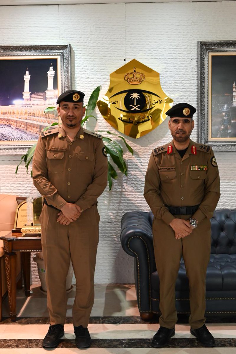 majnoni333's tweet photo. بعد صدور الأمر الملكي قلّد سعادة مدير شرطة العاصمة المقدسة اللواء/ جمعان عتيق الزهراني المقدم/ عايض بن حميّد المجنوني رتبته الجديدة بحضور سعادة اللواء الدكتور/ صلاح بن سمّار الحربي
#قبيلة_المجانين من #حرب تهنئ المقدم عايض على هذه الثقة الملكية وتتمنى له مزيداً من النجاح والتوفيق https://t.co/p9vKmO9DxH