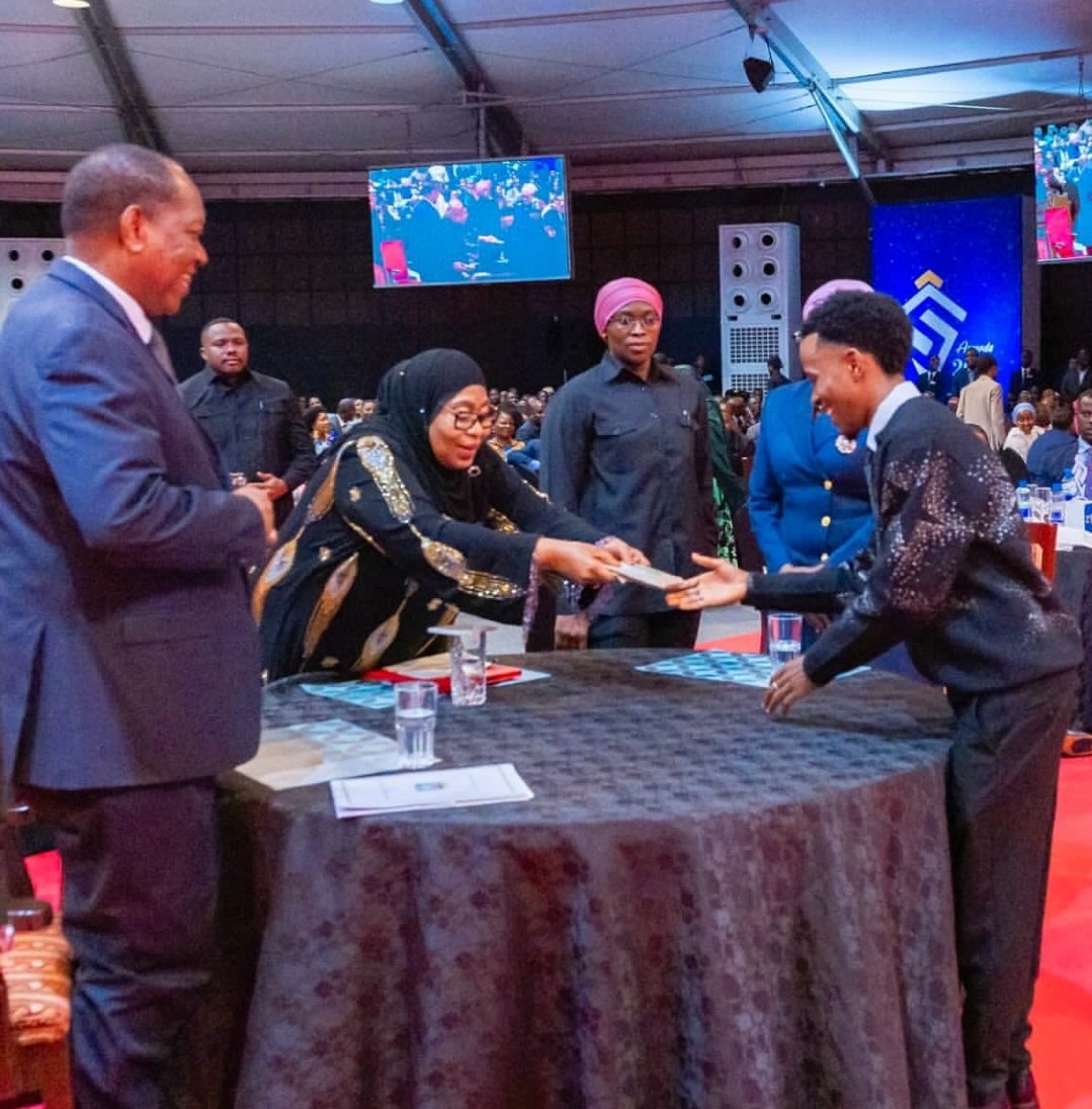 Watu hawajadili Dakika za Kazi ya sanaa ya Side Mnyamwezi kama Stand up comedian alipokuwa jukwaani, wanajadili tukio la "KUMPA ZAWADI RAIS WA NCHI"  Is it an offence?

Nawakumbusha tu, jana Side ameendeleza Record ya kumchekesha Rais kwa kila sekunde aliyotumia jukwaani.