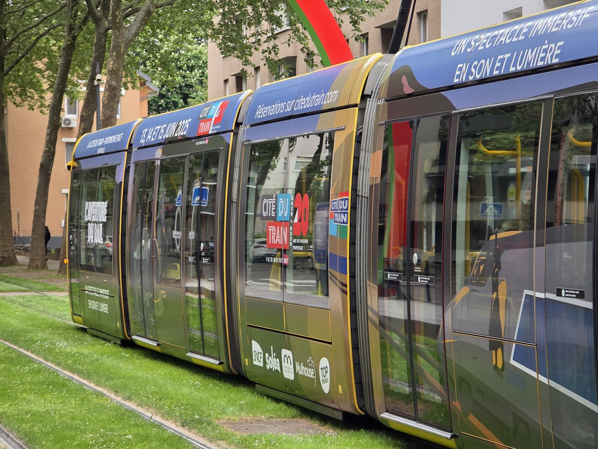 VincentD_91's tweet image. Il est magnifique ce tram 🤩😁🙏
@citedutrain #Mulhouse #Solea

J'étais dedans mais trop de monde pour faire une photo en descendant, j'ai attendu qu'il repasse dans l'autre sens quelques minutes plus tard...