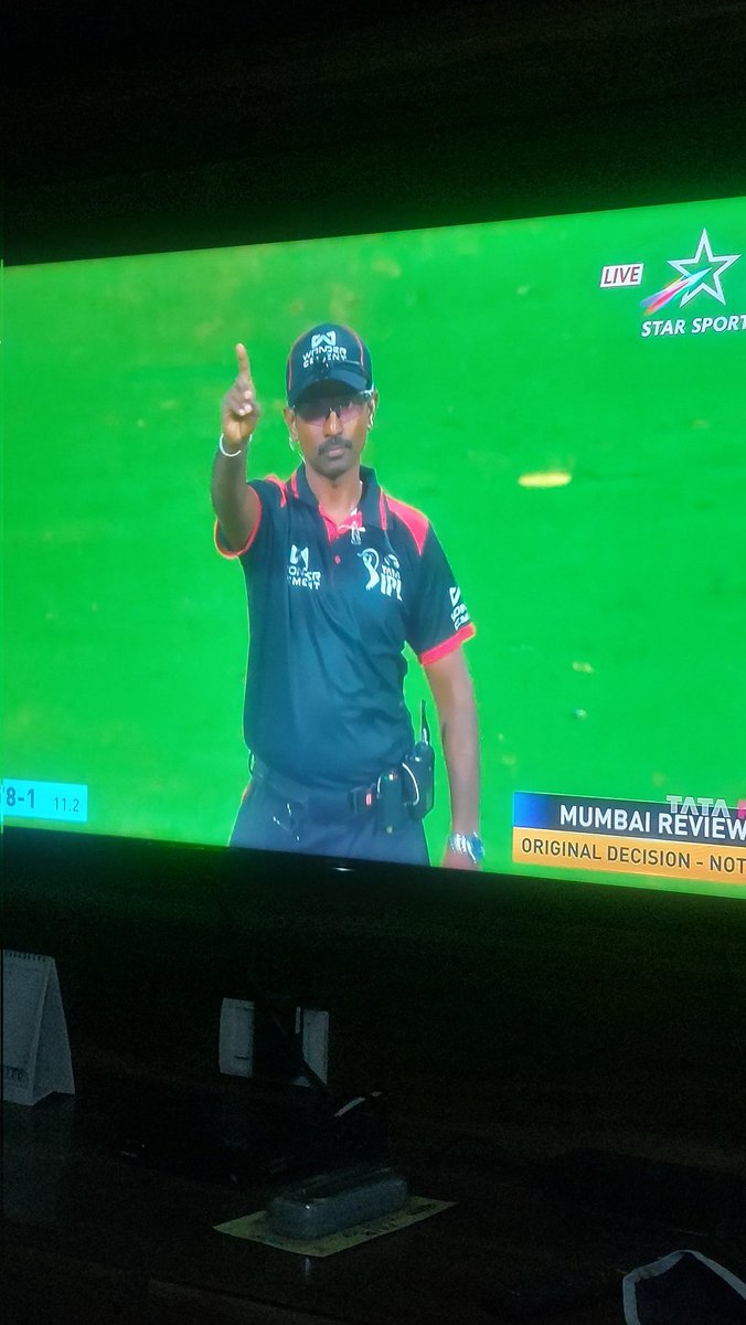 twstopsfreespch's tweet image. Is the umpire of today's #IPL25 game between #MIvsGT brother of Dolly Chai waala. #dollychaiwaala #IPL @gujarat_titans @mipaltan