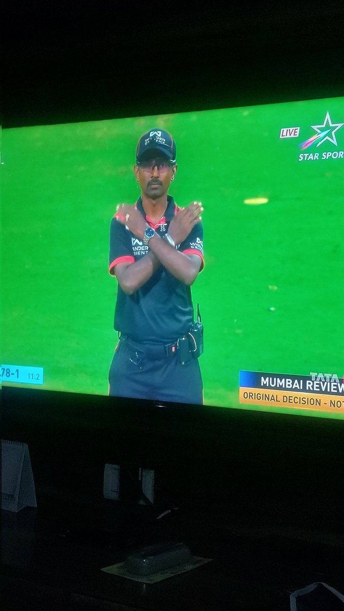 twstopsfreespch's tweet image. Is the umpire of today's #IPL25 game between #MIvsGT brother of Dolly Chai waala. #dollychaiwaala #IPL @gujarat_titans @mipaltan