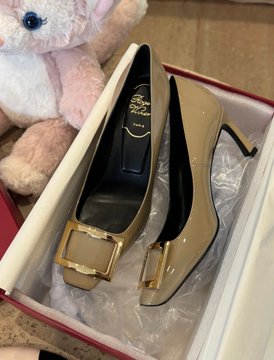 I bought RV shoes on my way home from work yesterday because I liked them.👠