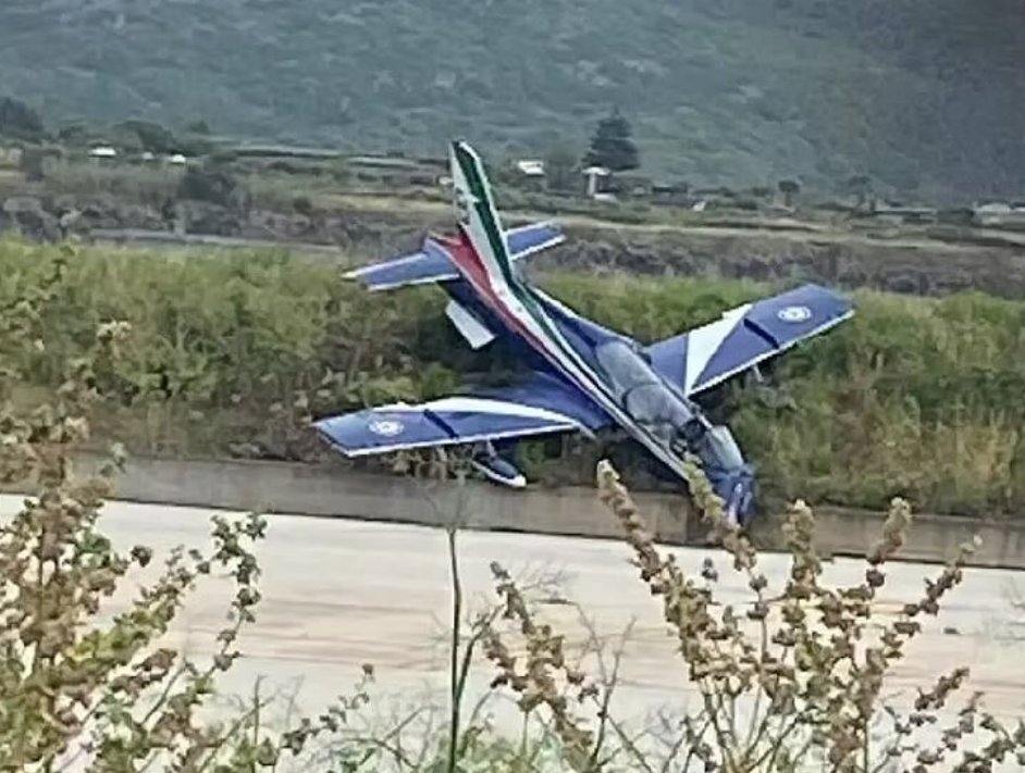 🚨 Última hora:
Tres aviones Aermacchi MB-339 de la patrulla acrobática italiana Frecce Tricolori colisionaron en el aire cuando preparaban un espectáculo aéreo en Pantelleria. Uno de los aviones consiguió volver al aeropuerto aunque se salió de la pista. De momento se sabe que
