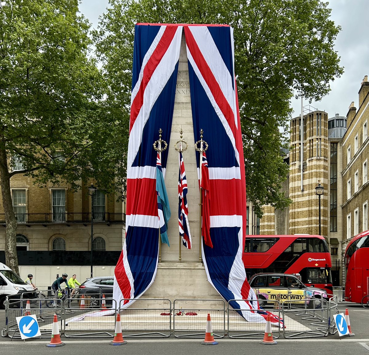 mattmophoto's tweet image. In LDN today for a staff conference and thought rude not to pay my respects here.
Not happy at the barriers though 😐