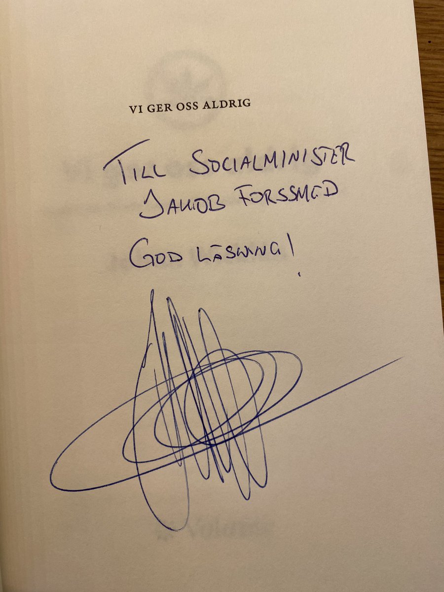 johanwicklen's tweet image. Tack socialminister @jakobforssmed med stab för inbjudan om att ge en lägesbeskrivning av den internationella narkotikapolitiken. Bra frågor samt nyfiken inställning! Bok överlämnades också. Håll god ton i kommentarerna, tack.