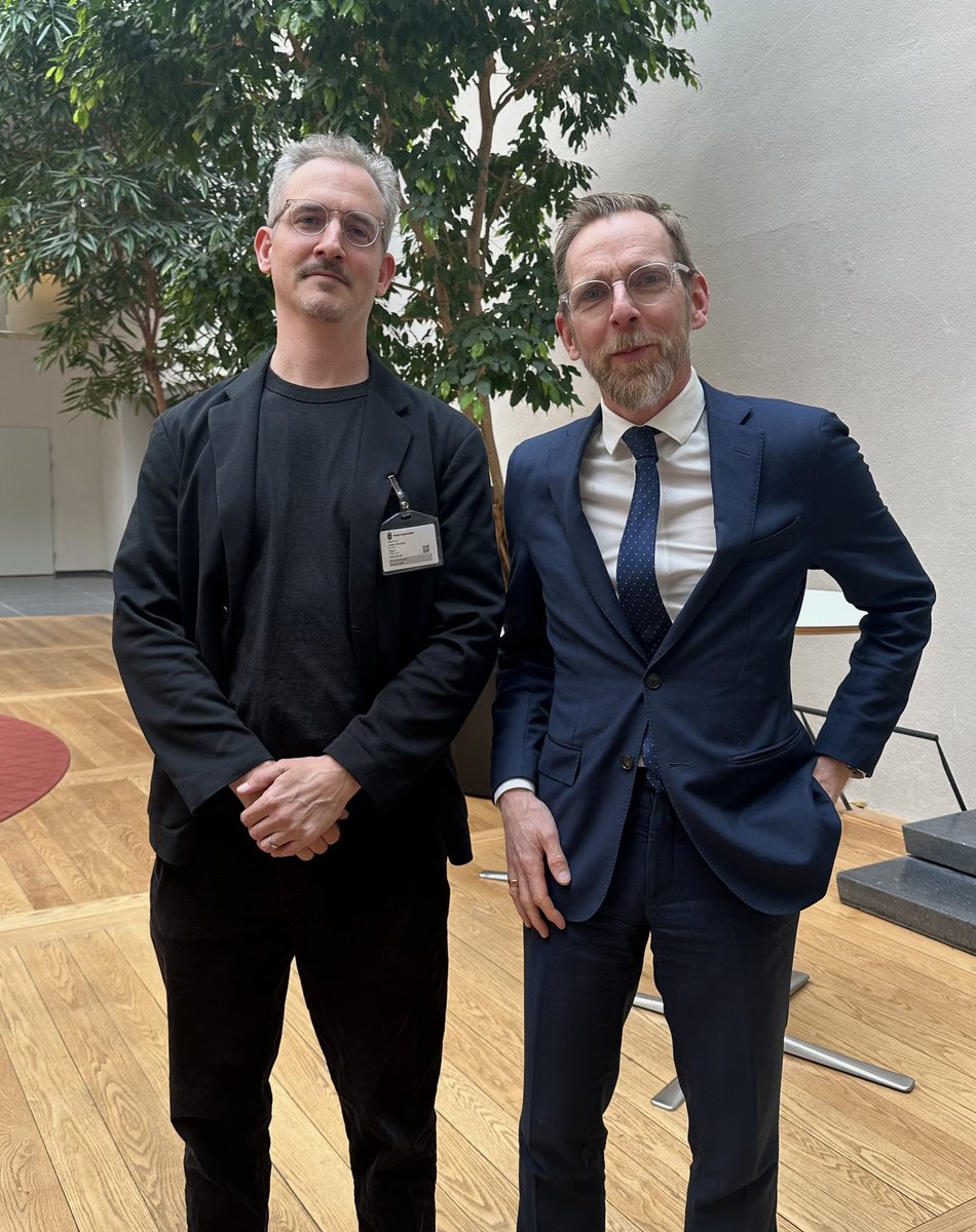 johanwicklen's tweet image. Tack socialminister @jakobforssmed med stab för inbjudan om att ge en lägesbeskrivning av den internationella narkotikapolitiken. Bra frågor samt nyfiken inställning! Bok överlämnades också. Håll god ton i kommentarerna, tack.