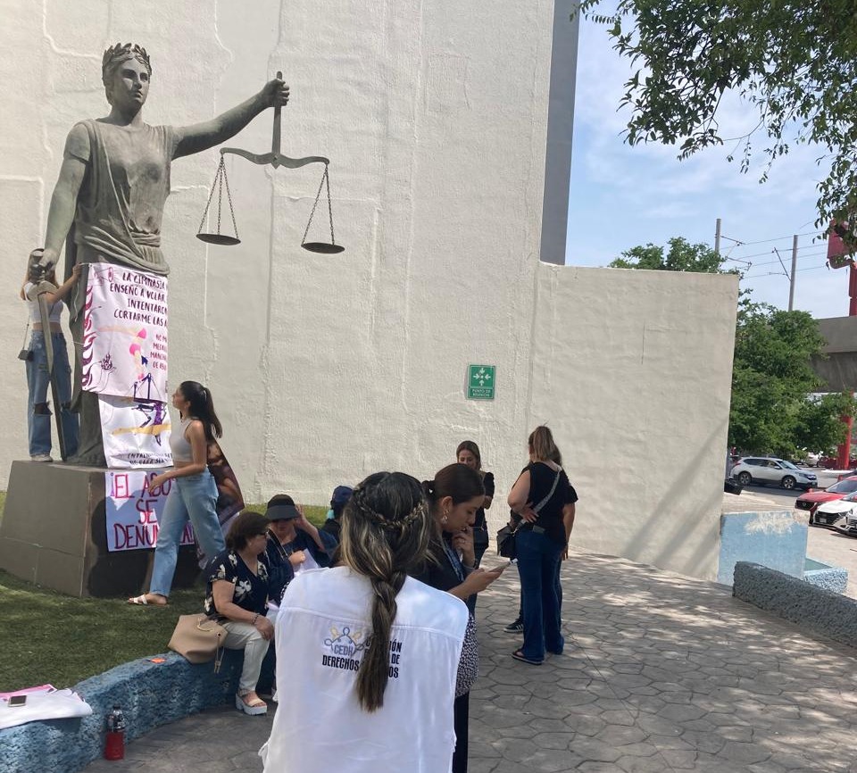 #ComunicaCEDHNL📢| Esta mañana, personal de la Comisión Estatal de Derechos Humanos estuvo presente en la manifestación "A favor de las víctimas de Damazo N" convocada frente a las instalaciones del Poder Judicial.

Este acompañamiento tuvo la finalidad de observar que se