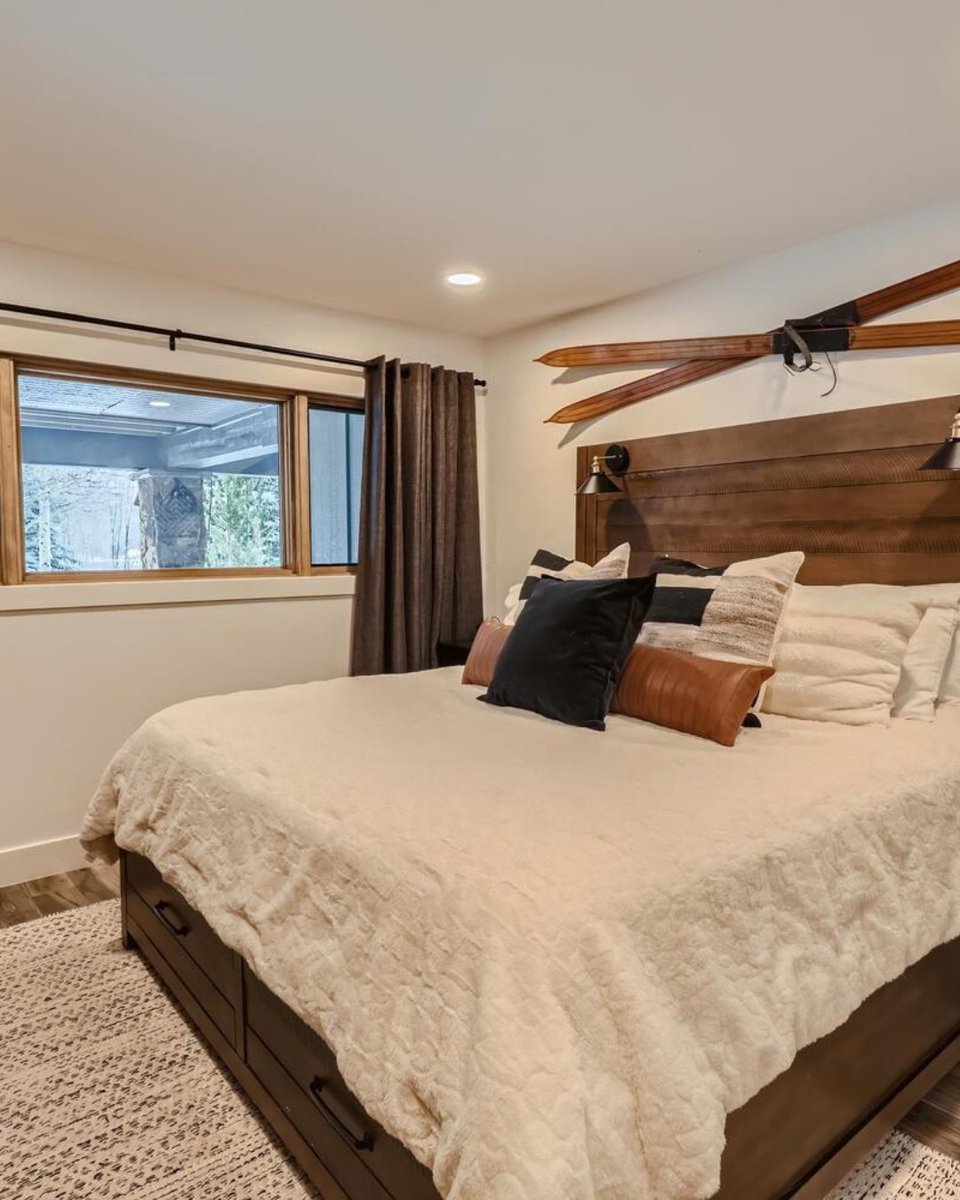 8zRealEstate's tweet image. Rare ski-in/ski-out retreat in Copper Mountain! 

This fully renovated 2-bed, 2-bath condo blends modern comfort with alpine charm, just steps from the slopes and golf clubhouse.

Tap the link to learn more: bit.ly/44giHaC

#everycoloradozipcodebeginswith8 #8z