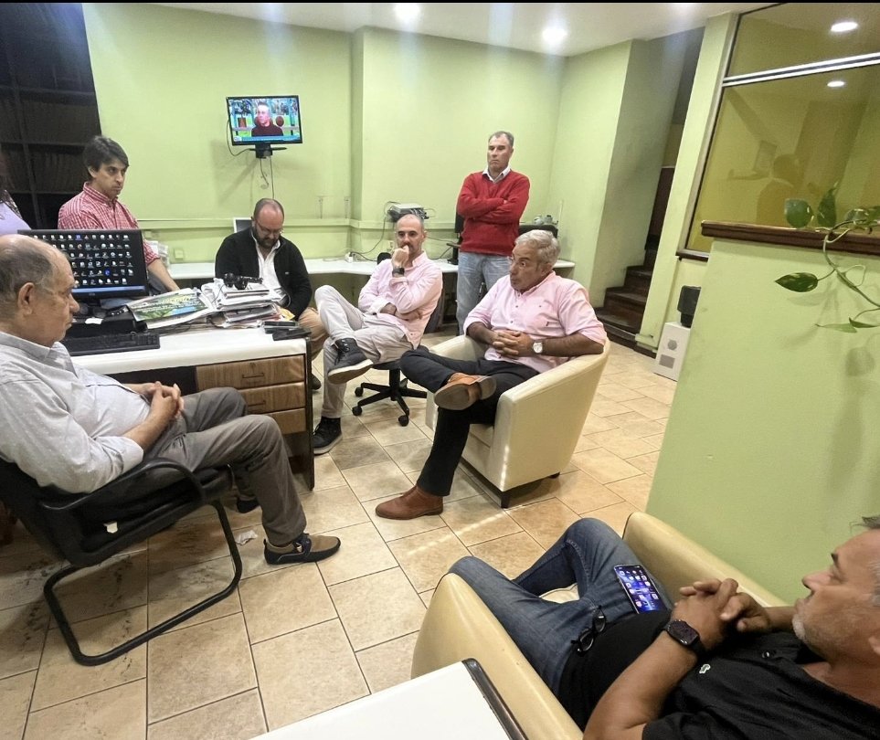 En Paysandú una gran barra que levanta la bandera del <a href="/PartidoColorado/">Partido Colorado</a> con orgullo, firmeza y convicción. Hoy visitamos medios de prensa apoyando a <a href="/GinoBelveder/">Gino Belveder</a> con <a href="/aiklein/">Andres Klein 🇺🇾</a> y un gran equipo.
¡Arriba corazones!