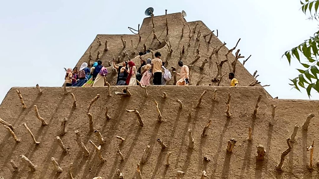 SonniMaiga's tweet photo. Les activités de la Journée du patrimoine mondial africain se poursuivent à #Gao sous le thème : « Hommage à Feu Ali Badi Maïga ». Après la cérémonie d'hommage d'hier, les enfants ont découvert ce matin leur héritage à travers des visites guidées du Tombeau des #Askia. https://t.co/m7OI3BIlTE