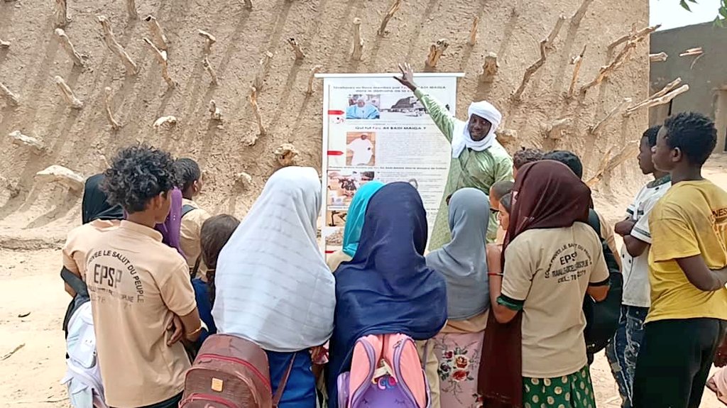 SonniMaiga's tweet photo. Les activités de la Journée du patrimoine mondial africain se poursuivent à #Gao sous le thème : « Hommage à Feu Ali Badi Maïga ». Après la cérémonie d'hommage d'hier, les enfants ont découvert ce matin leur héritage à travers des visites guidées du Tombeau des #Askia. https://t.co/m7OI3BIlTE