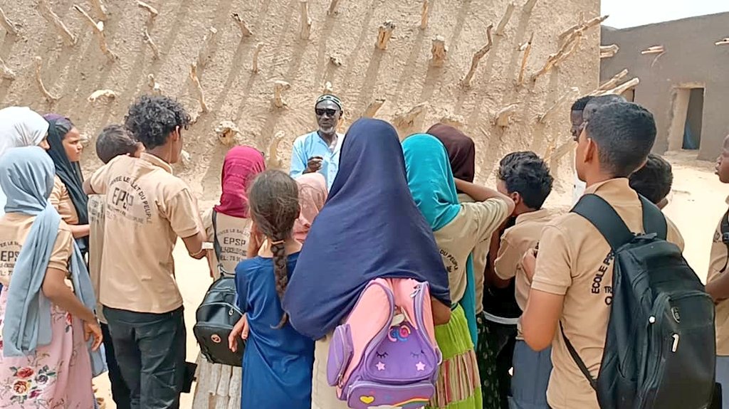SonniMaiga's tweet photo. Les activités de la Journée du patrimoine mondial africain se poursuivent à #Gao sous le thème : « Hommage à Feu Ali Badi Maïga ». Après la cérémonie d'hommage d'hier, les enfants ont découvert ce matin leur héritage à travers des visites guidées du Tombeau des #Askia. https://t.co/m7OI3BIlTE