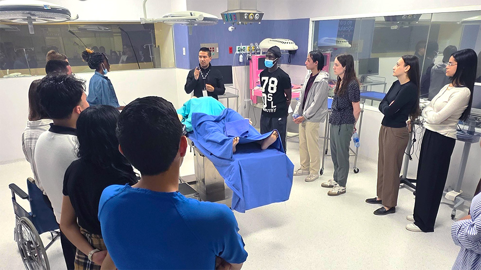 Gaceta UNAM (@gaceta_unam) on Twitter photo Estudiantes del Colegio de Honores de la Universidad de Massachusetts (UMass) viajaron a México en un programa especializado en sistemas de salud pública impartido en la <a href="/FacMedicinaUNAM/">FacultadMedicinaUNAM</a>.
Esta fue la tercera generación que participó en el programa.
gaceta.unam.mx/estudiantes-de… Estudiantes del Colegio de Honores de la Universidad de Massachusetts (UMass) viajaron a México en un programa especializado en sistemas de salud pública impartido en la <a href="/FacMedicinaUNAM/">FacultadMedicinaUNAM</a>.
Esta fue la tercera generación que participó en el programa.
gaceta.unam.mx/estudiantes-de…