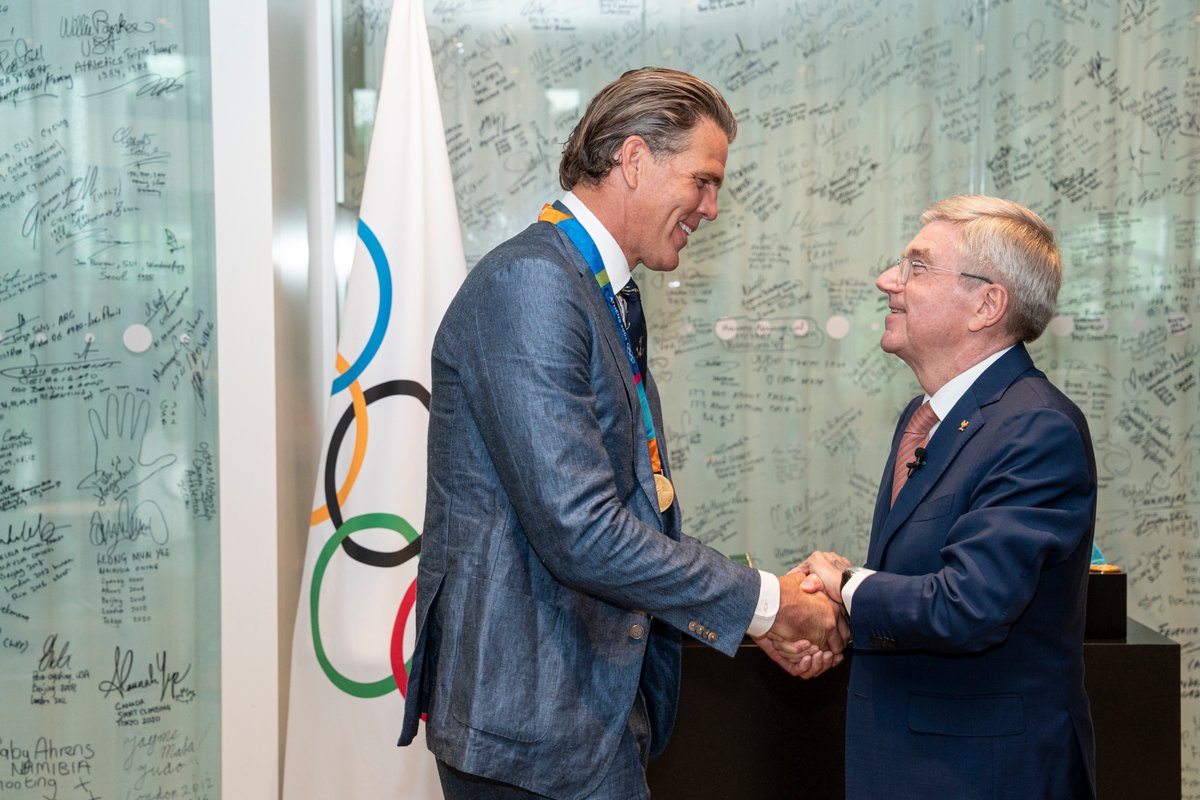 SLCUT2034's tweet image. Olympic champion swimmer @garyhalljr lost his home and possessions in the LA fires... including all 10 of his Olympic medals.
Yesterday, IOC President Thomas Bach presented him with 10 new medals to replace them. 🥇
The Olympic movement is something special. ❤️💙