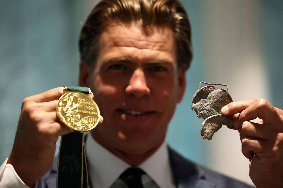 SLCUT2034's tweet image. Olympic champion swimmer @garyhalljr lost his home and possessions in the LA fires... including all 10 of his Olympic medals.
Yesterday, IOC President Thomas Bach presented him with 10 new medals to replace them. 🥇
The Olympic movement is something special. ❤️💙
