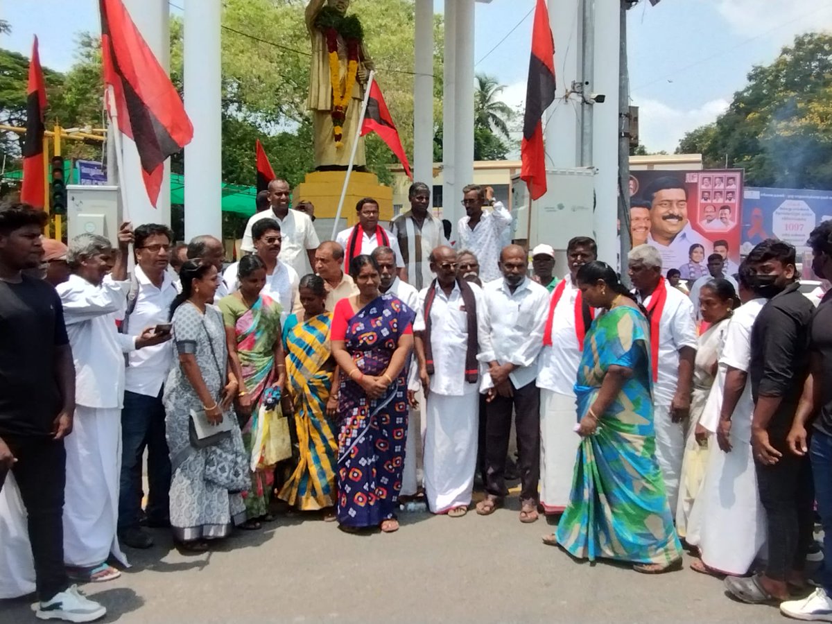 karikalan3031's tweet photo. #MDMK32
இன்று, நம் புதுவையில் மறுமலர்ச்சி திமுக வின் 32 ஆவது உதய நாளை பிரம்மாண்டமாக கொண்டாட அனைத்து வகையிலும் காரணமாக இருந்த நமது கழக அமைப்பாளர் அவர்களை பணிவன்புடன் வாழ்த்தி வணங்குகின்றோம்.!!!
புதுச்சேரி யில் இன்று நடந்த இவ்விழா
நமது கூட்டணி கட்சிகளையும், எதிர் கட்சிகளையும் ஆச்சரியப் பட வைத்திருக்கும் என்பதில் எந்த ஐய்யமும்யில்லை. இதற்கு முழு முதற் காரணமாக விளங்கிய நமது கழக அமைப்பாளர் திரு ஹேமா க பாண்டுரங்கம் அவர்களை இணையதள அணி  சார்பில் பணிவோடு வாழ்த்தி, வணங்கி மகிழ்ந்து, நன்றி தெரிவித்துக் கொள்கிறேன்.
மேலும் இந்நிகழ்வை மிகப் பிரமாண்ட வெற்றி பெறச் செய்த அனைத்து நல்ல உள்ளங்களுக்கும் எனது மேலான நன்றிகளைத் தெரிவித்துக் கொள்கிறேன்.
-கரிகாலன் குழந்தைவேலு -