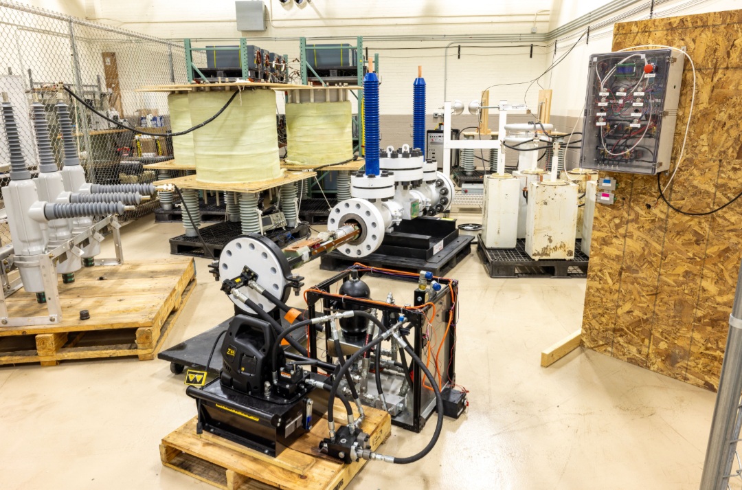 ARPAE's tweet photo. ARPA-E Staff recently visited @GeorgiaTech to see the 72 kV supercritical CO2 breaker &amp; the team’s solid insulation bushing and the novel metal-oxide varistors (MOVs). The team also recently completed a first round of experiments with @UWM. 

Read more: https://t.co/3xpB6oed8e. https://t.co/dHuEbA0t7c